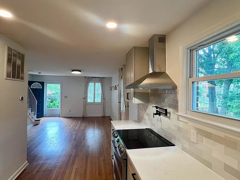 1008 Bashford Ln — Photo 10