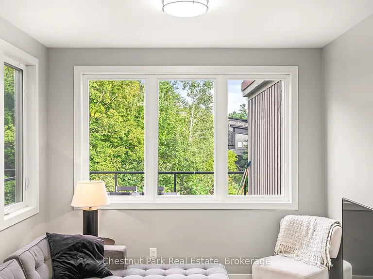 65 Rockmount Cres — Photo 12