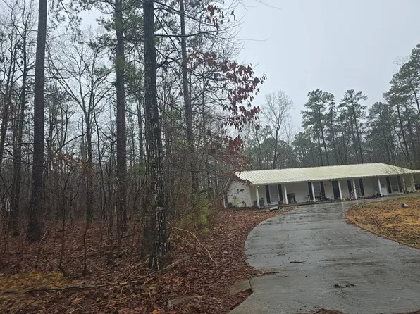 275 Glen Oaks Ln, Talladega, AL 35160