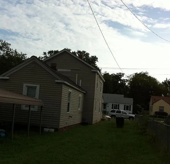 321 Pine Ave — Photo 2