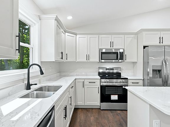 3rd image of 102 Harvey St