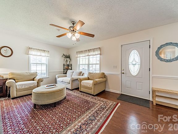4th image of 1015 S Walnut St
