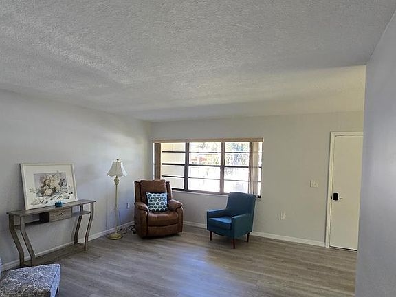 5th image of 10 QUAILS RUN BOULEVARD #1
