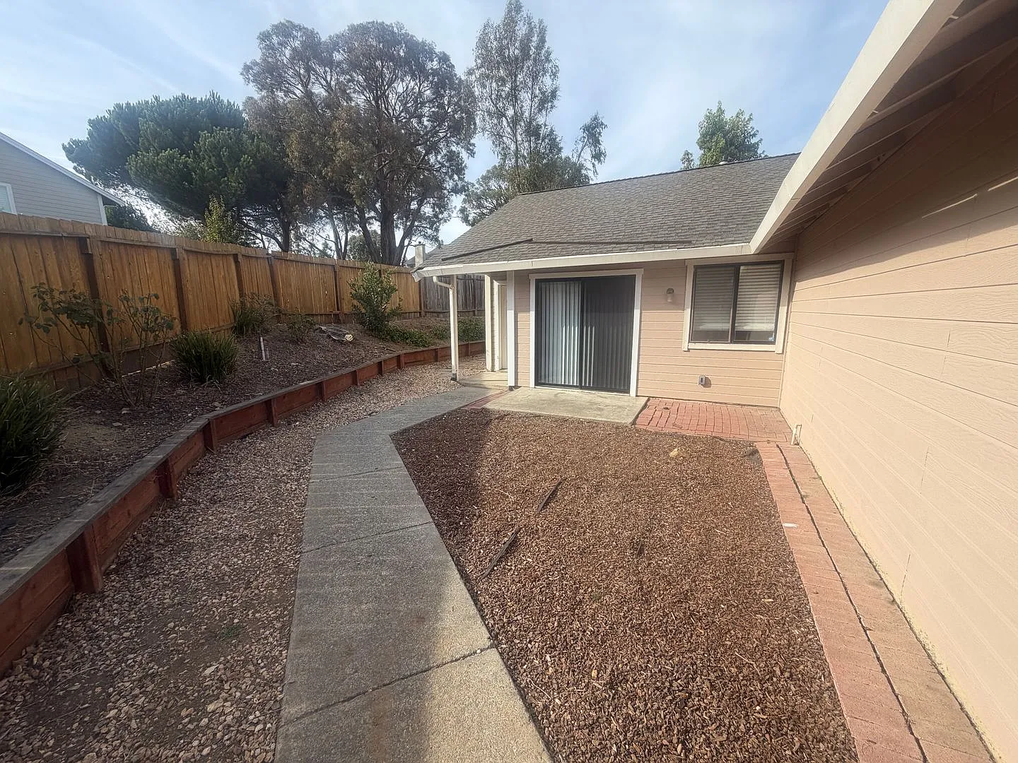 Single Story 2 Bed 2 Bath in the Solar Village Neighborhood! — Photo 2
