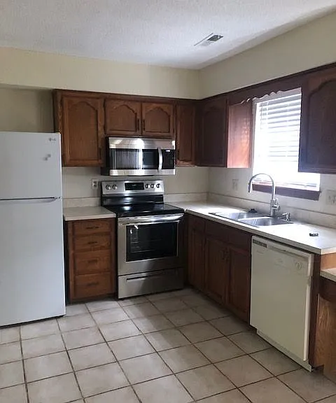 203 NE Greystone Dr #203 — Photo 5