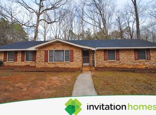 150 W Lake Dr, Fayetteville, GA 30214