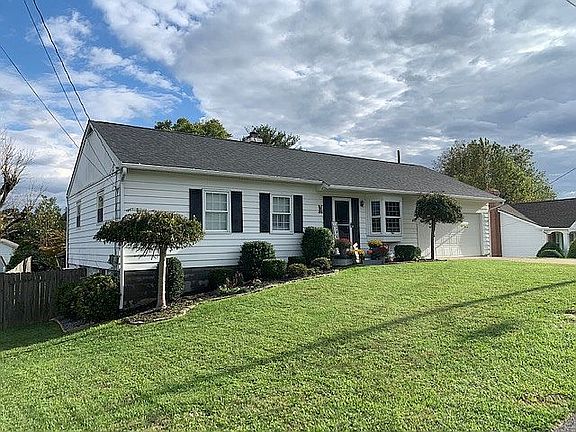3rd image of 1614 Crestmont Cir