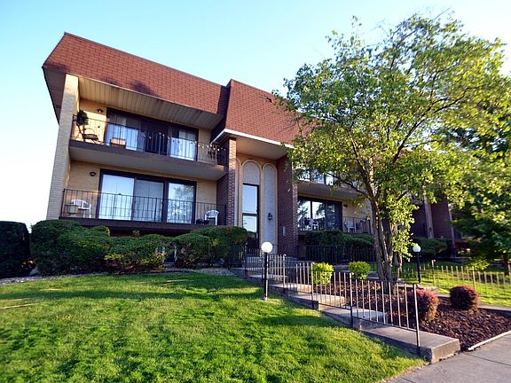 2nd image of 4015 W 93rd St APT 1e