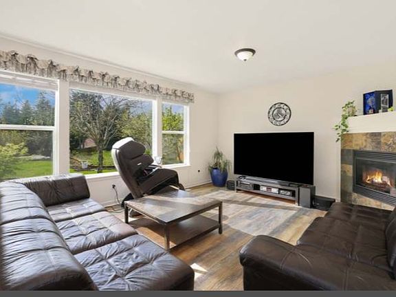 2nd image of 8411 185th Avenue Pl E