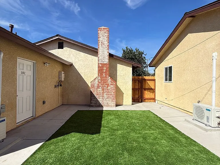 1215 Mira Flores Dr — Photo 3
