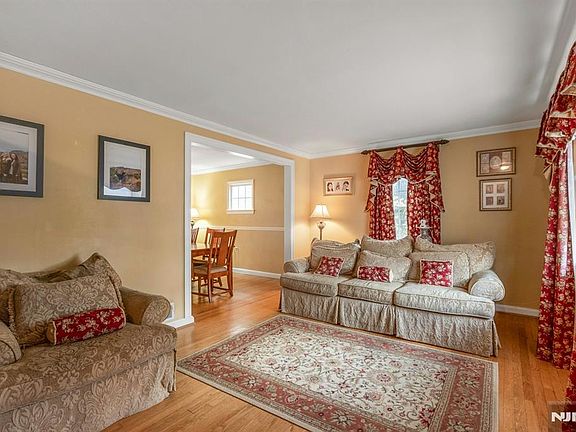 4th image of 378 Windsor Rd