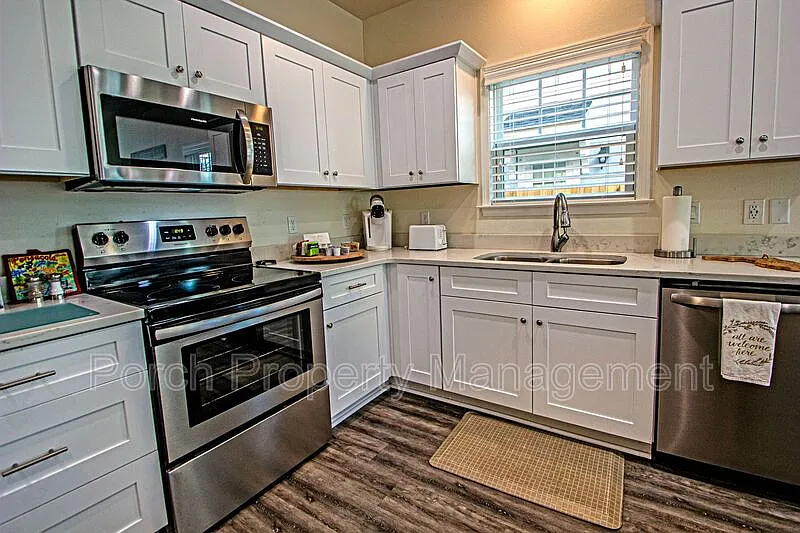 3 bed, 3.0 bath, 1216 sqft, $2,500 — Photo 3