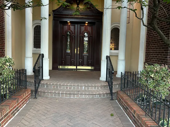 110 Shore Boulevard image 1 of 3