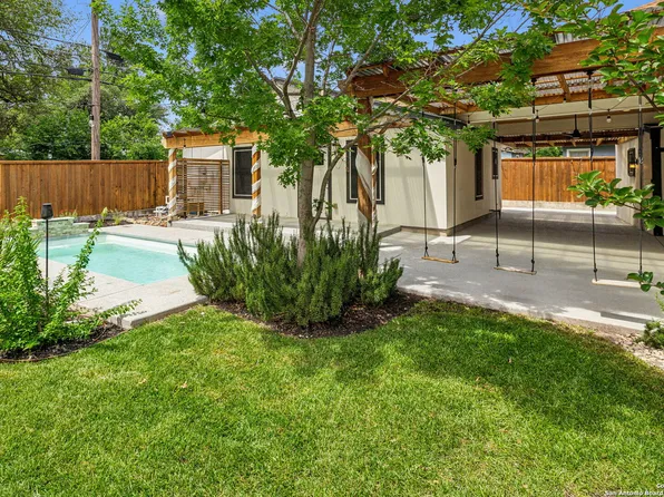 14 Wayside Dr, San Antonio, TX 78213