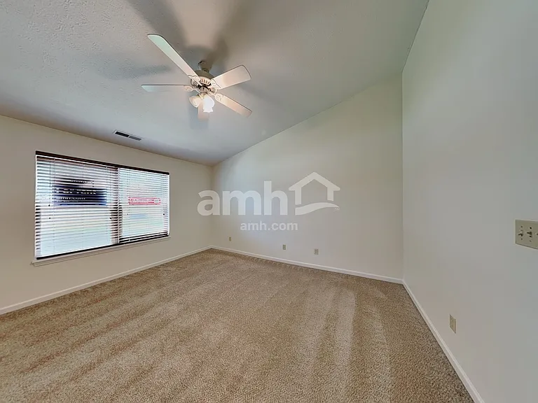 559 Prince Dr — Photo 8