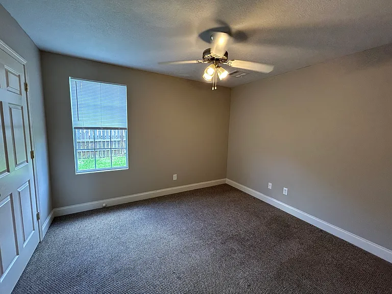5022 Hawthorn Dr — Photo 8