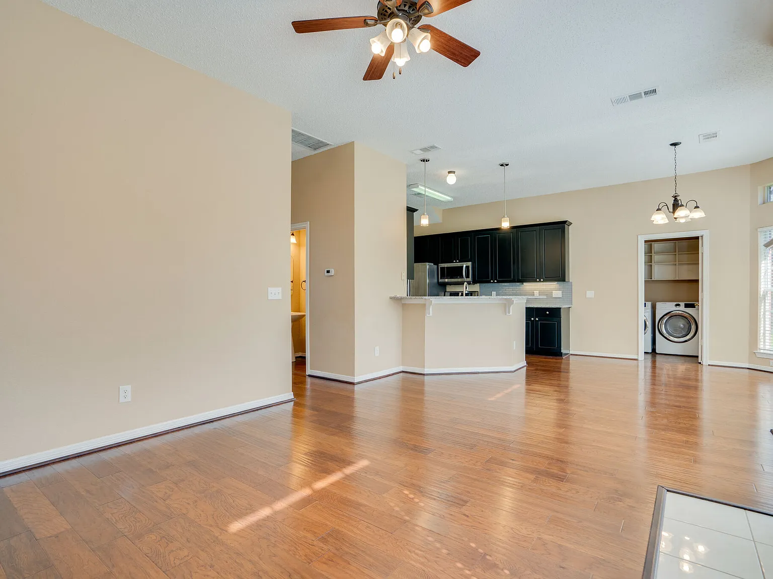 3 bed, 2.5 bath, 2211 sqft, $2,650 — Photo 4