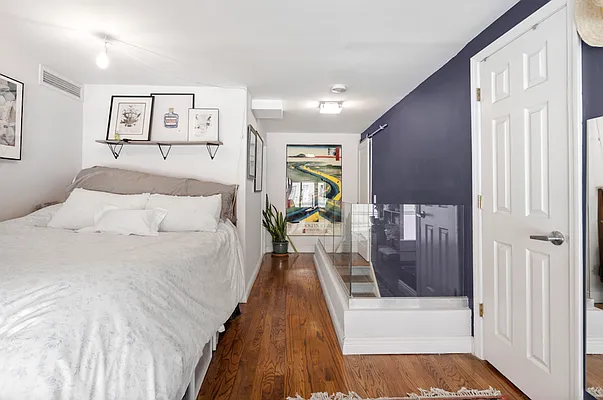 Sold by R New York | media 7