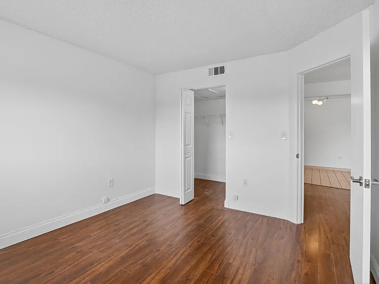 300 Palm Cir W #305 — Photo 14