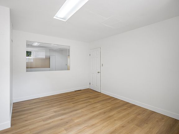 3rd image of 623 26th Cres