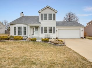 945 Brittany Rd, Lake Zurich, IL 60047