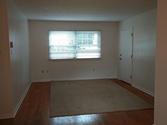 3rd image of 3-240 Jefferson Cir #3