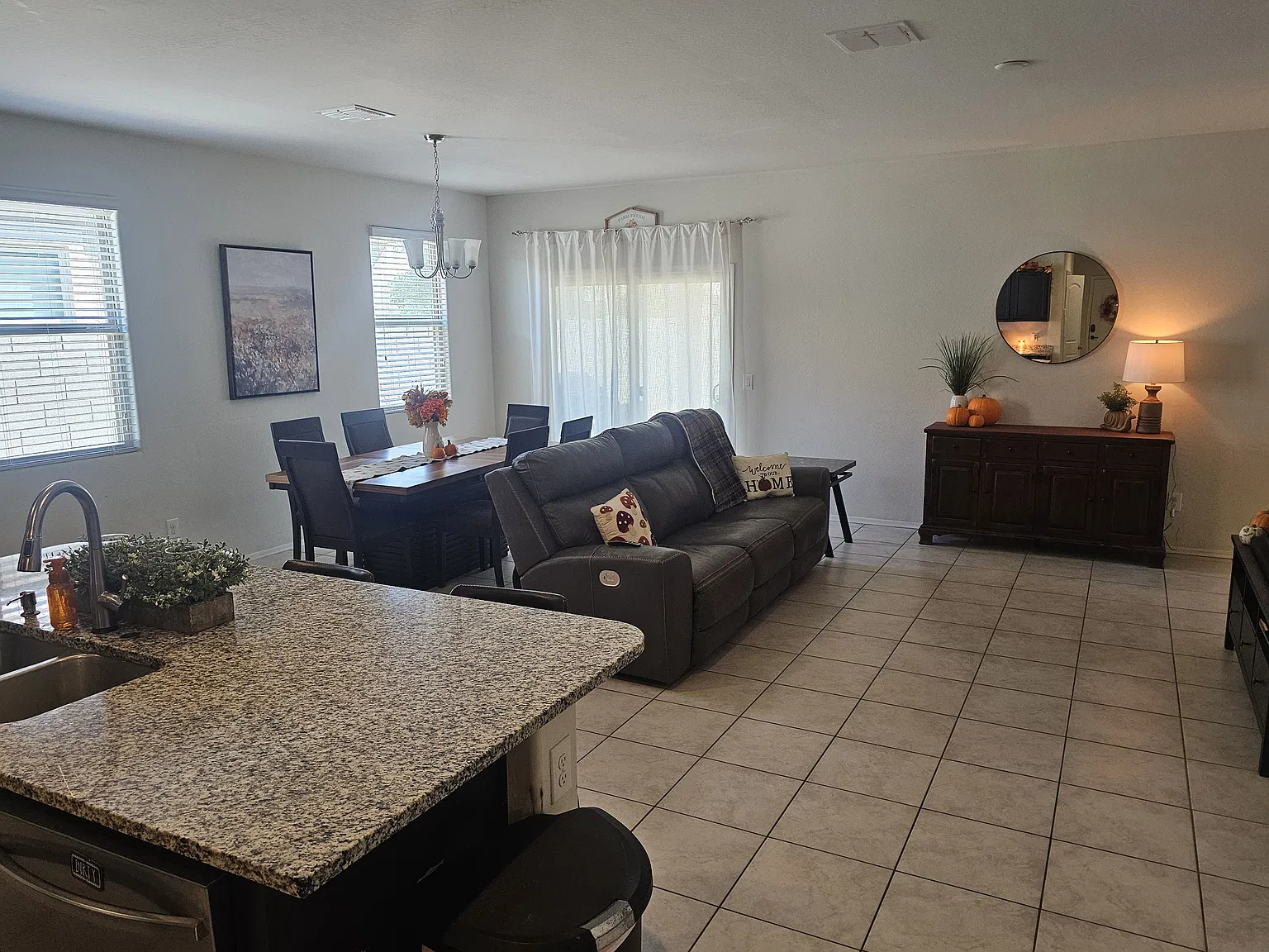 4 bed, 2196 sqft, $2,000 — Photo 4
