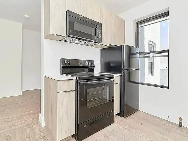 208 E 6th St #21 — Photo 4