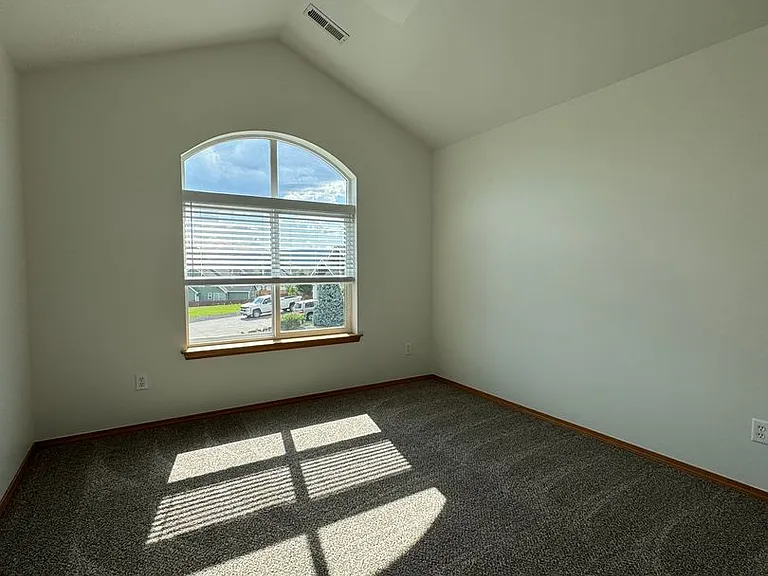 2210 N Clearview Dr — Photo 35