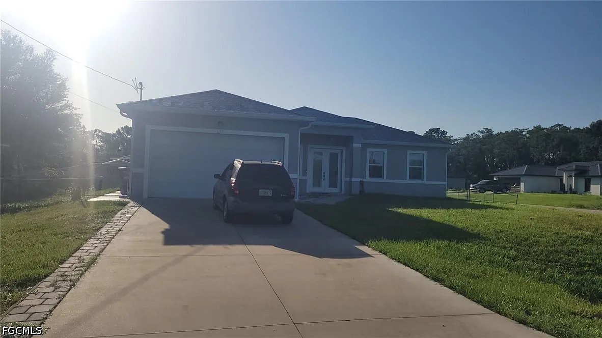 3 bed, 2.0 bath, 1639 sqft, $2,100 — Photo 1