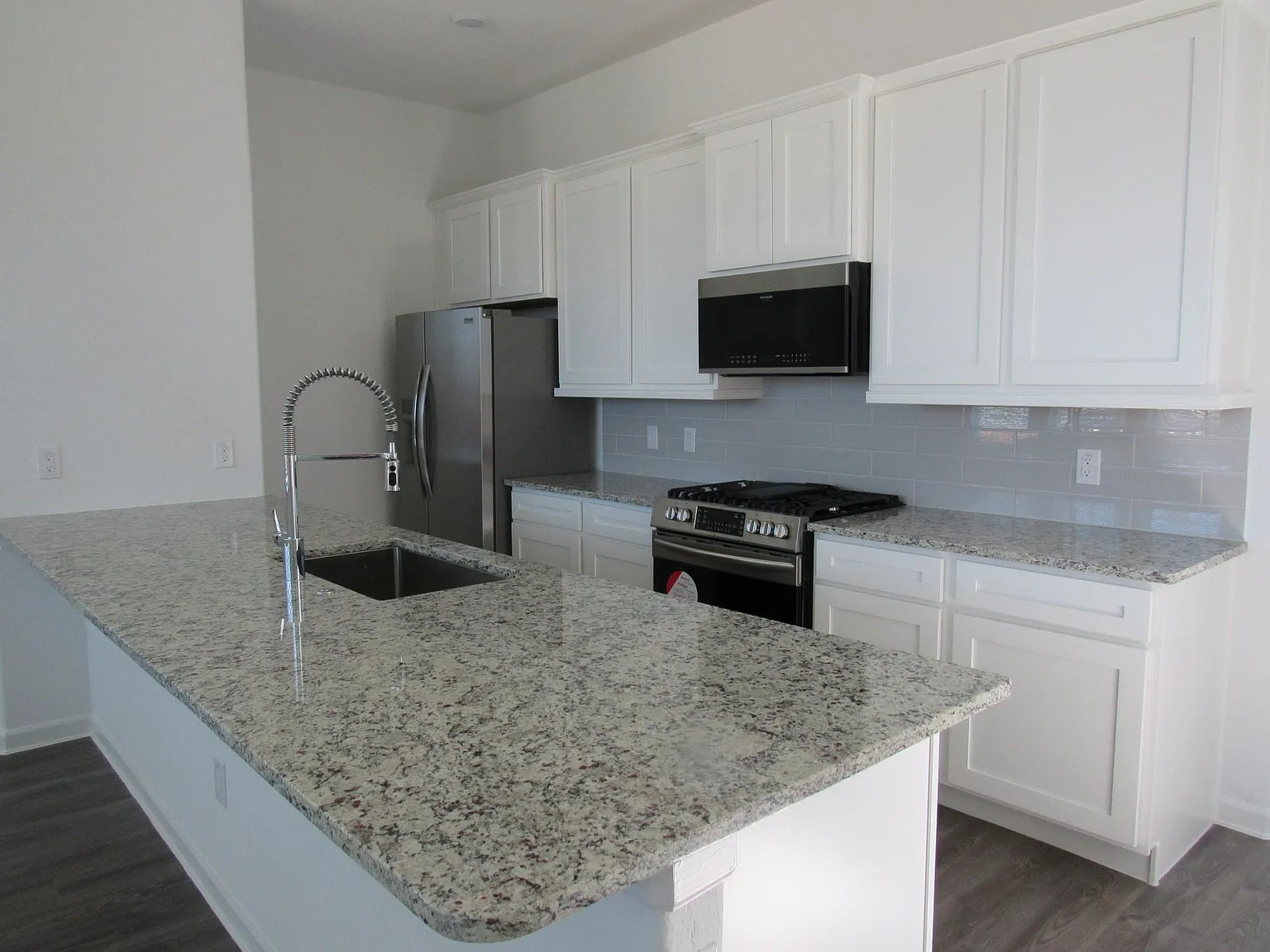 3 bed, 2.5 bath, 1826 sqft, $2,300 — Photo 4