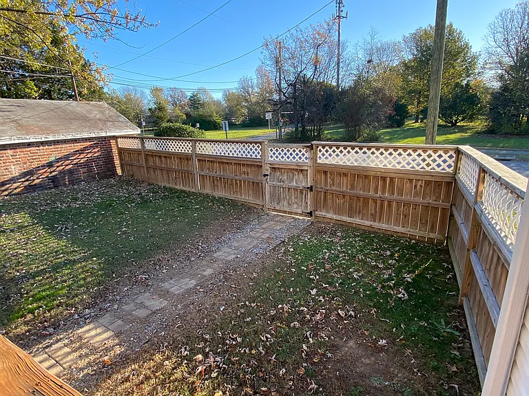 3200 Rosewood Ave — Photo 2