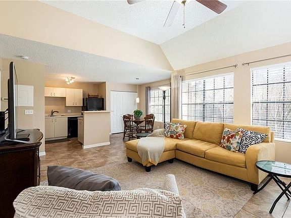 4th image of 325 Forestway 208 Cir #208