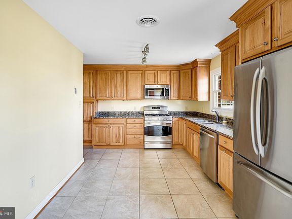 5th image of 105 Cambridge Pl