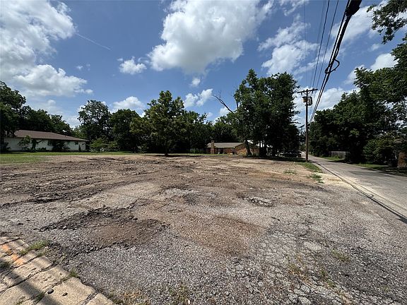 2nd image of 300 W 10th St