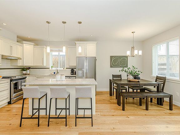 3rd image of 2922 Burlington Cres