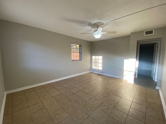 3rd image of 206 Pinecrest Dr APT 1