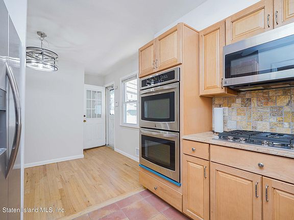 5th image of 109 Bradley Ave
