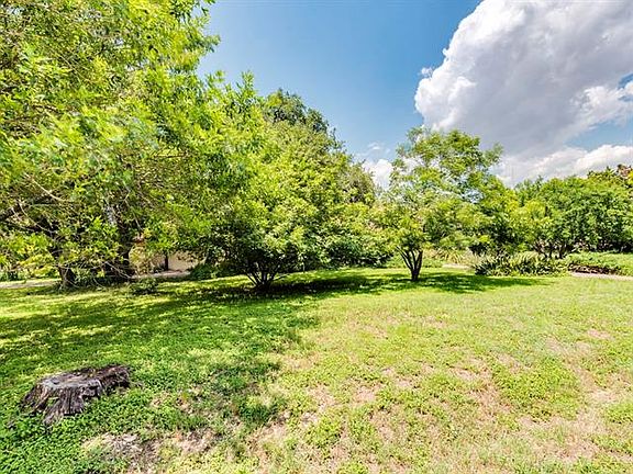 4th image of 320 Live Oak Dr