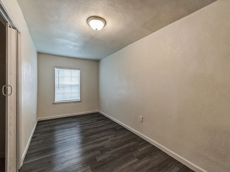 101 W Schreiner St — Photo 25