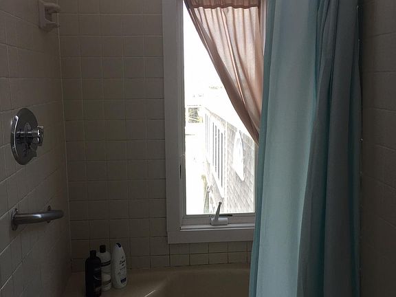Shower and bathtub - overlooking harbor ;-)