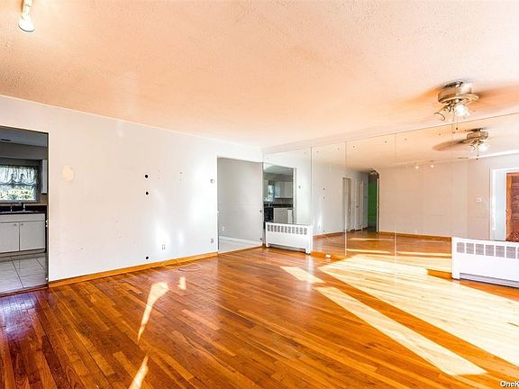 3rd image of 121 Aylwood Dr