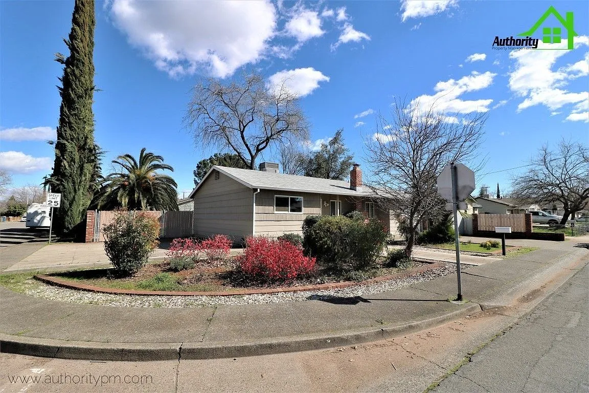 3 bed, 1.5 bath, 1015 sqft, $1,740 — Photo 1