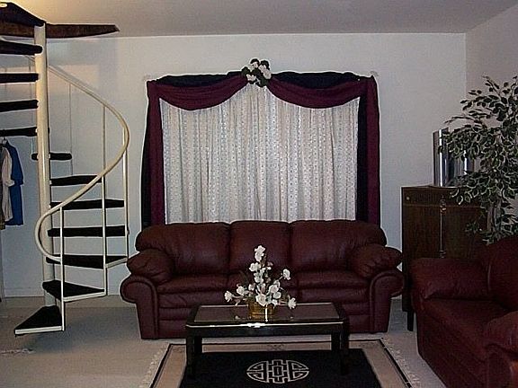 Living room/den