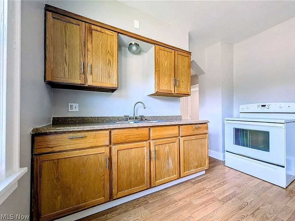 2nd image of 656 Hammel St #2