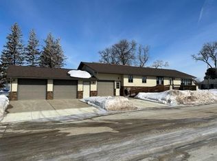 203 10th St SW, Pipestone, MN 56164