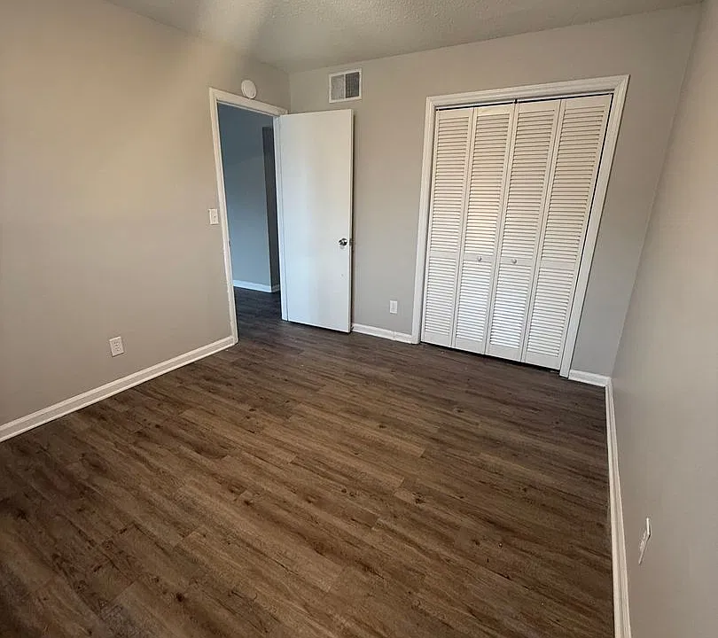 802 Riviera Dr