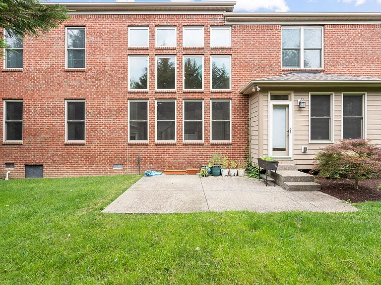 1610 Twin Square Way — Photo 48