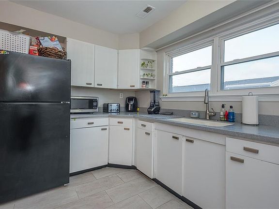 4th image of 831 Harrington Ave