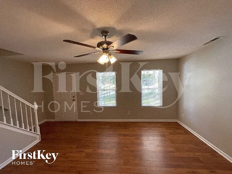 3 bed, 2.5 bath, 1378 sqft, $1,900 — Photo 2